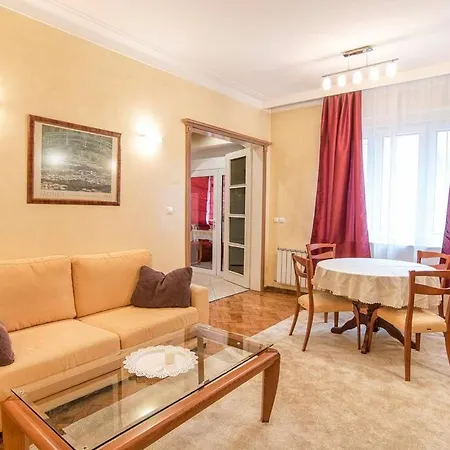 Classic And Cozy 2 Bedroom Top Central *