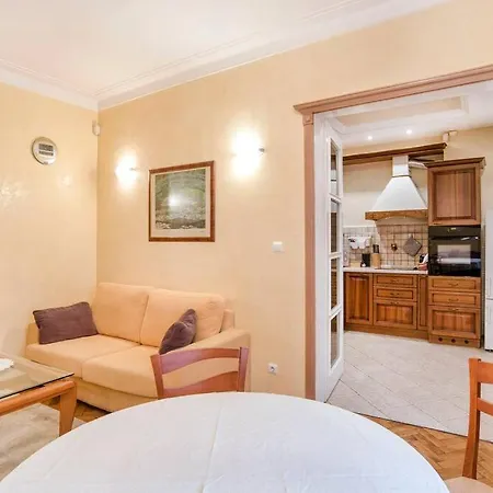 Classic And Cozy 2 Bedroom Top Central *